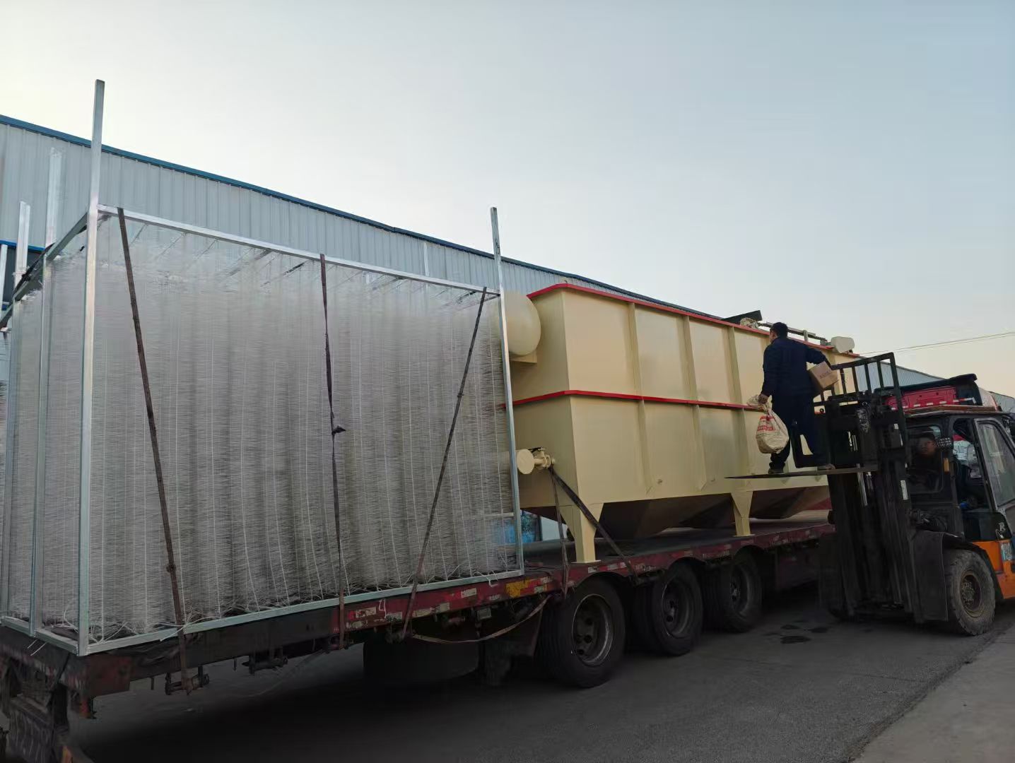  生活污水处理：园区一体化设备投用，实现生活污水100%回用